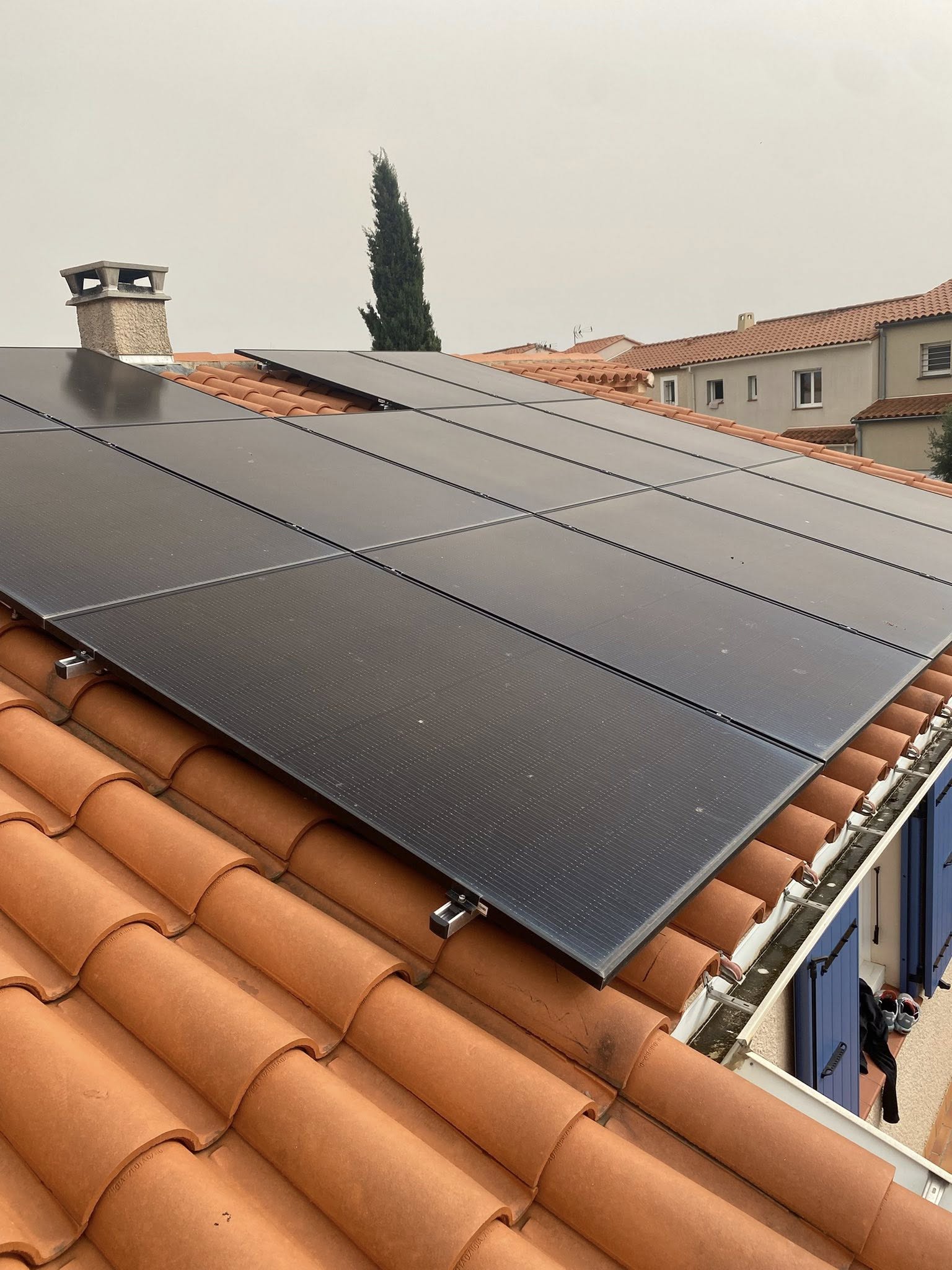 Avant nettoyage — Surface solaire marquée par poussières, pollens et salissures